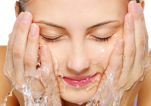 Rửa mặt nhẹ nhàng, đúng cách tránh làm tổn thương vùng da mụn
