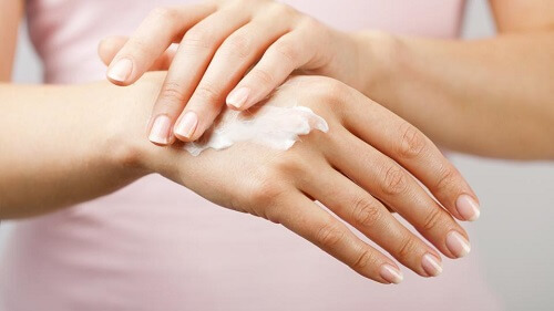 Sử dụng kem dưỡng da tay Q10 mỗi ngày để da luôn mềm mịn