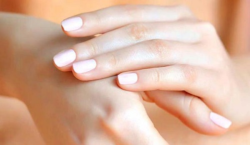 Kem dưỡng da tay Q10 nhanh chóng giúp làn da ẩm mịn, căng bóng và bật tông sáng hơn