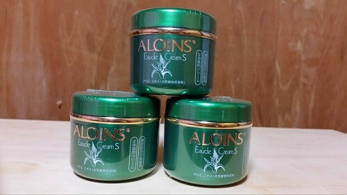 Không chỉ gây ấn tượng bởi khả năng dưỡng trắng mà kem Aloins còn giúp xóa sẹo trên da cực tốt
