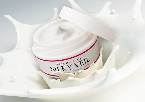 Silky Veil với kết cấu mỏng mịn giúp da sáng mịn, căng bóng tự nhiên 