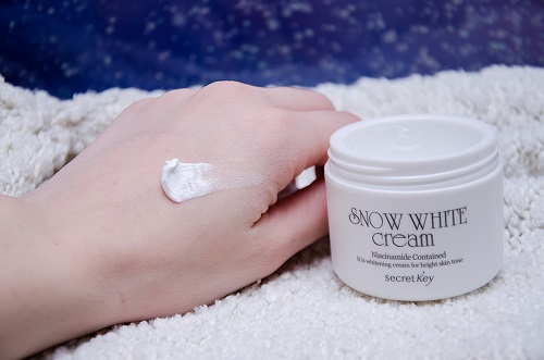 Sử dụng kem dưỡng Snow White Cream mỗi ngày để da luôn trắng sáng và mềm mịn