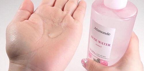 Sử dụng nước hoa hồng Mamonde Rose Water Toner mỗi ngày để da được chăm sóc tốt hơn