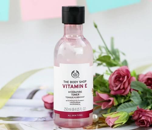 Nước hoa hồng The Body Shop vitamin E nhanh chóng trở thành món đồ không thể thiếu trong tủ đồ của tín đồ mỹ phẩm