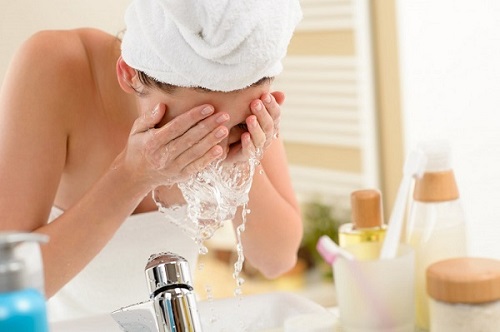 Rửa mặt với nước không thể giúp loại bỏ hoàn toàn được bụi bẩn, dầu nhờn, vi khuẩn,...trên da