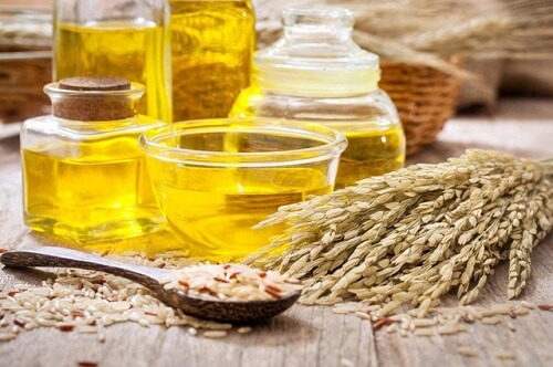 Sự kết hợp giữa tinh dầu lúa mì và dầu nành giúp dưỡng da cực tốt và chống lão hóa da hiệu quả